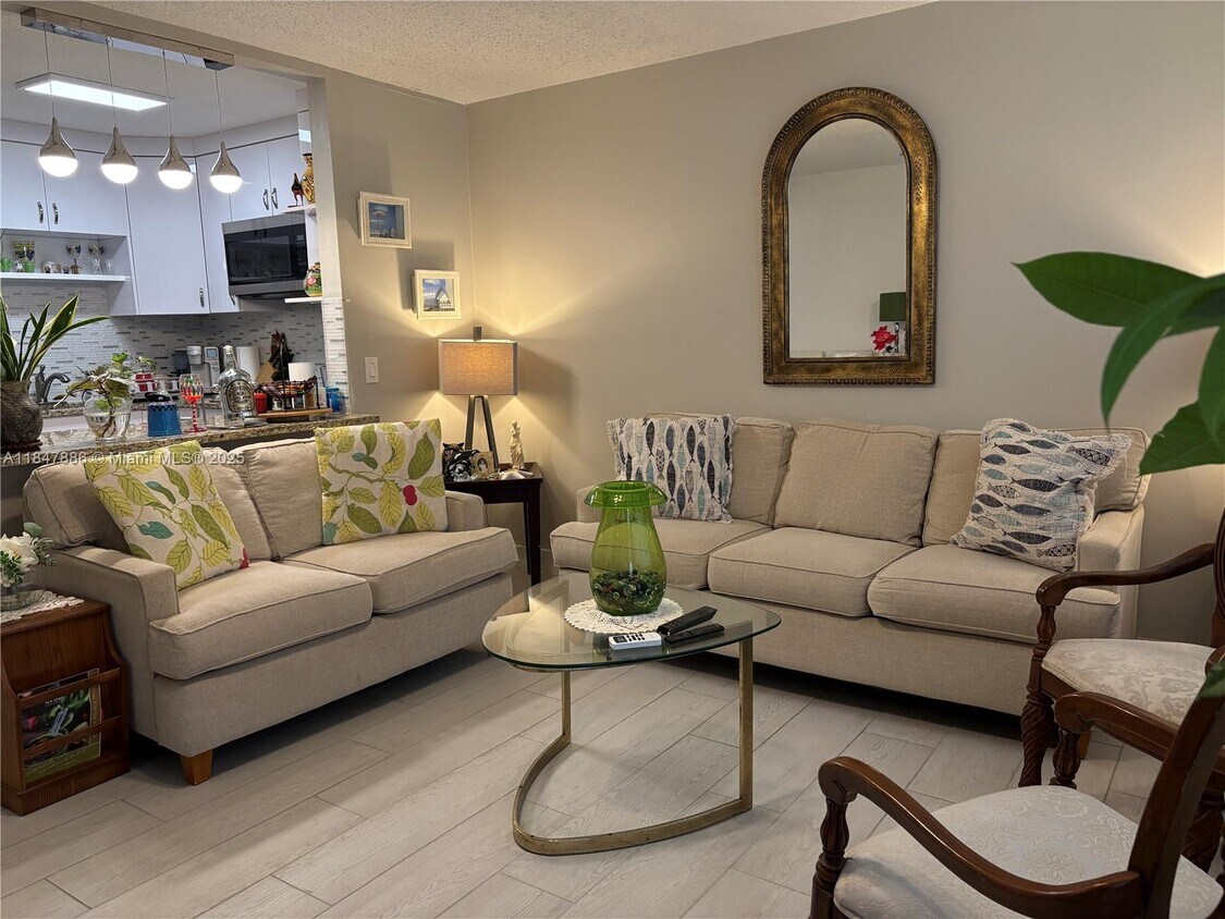 Foto principal - 98 Westbury E