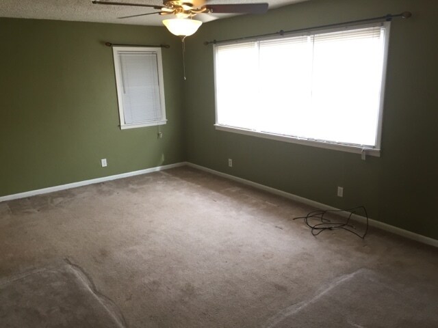 Building Photo - 705 Sandia Dr