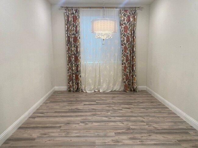 Building Photo - Reduced Priced. Will not last!!