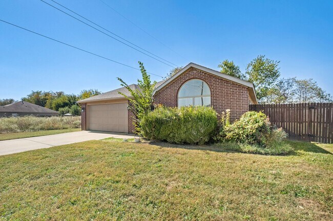 Building Photo - 160 Poplar Rd