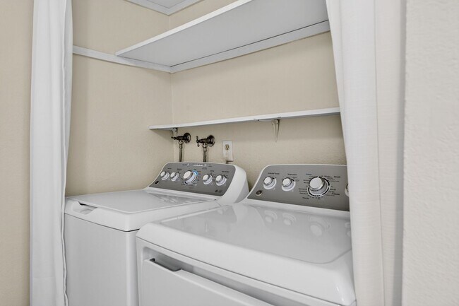 Foto del edificio - Updated Walnut Creek Condo | 2 Bed • Pool • In-Unit Laundry • Near BART