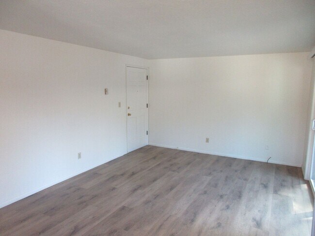 Foto del edificio - One Bedroom Apartment by Bush Park