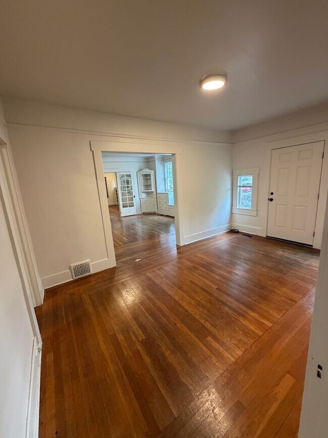Foto del edificio - (844) NW 15th St. - 3 Bedroom / 1 Bathroom w/ Two Large Bonus Rooms