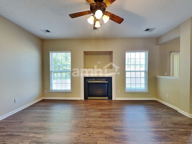 Foto del edificio - 653 Timber Walk Drive