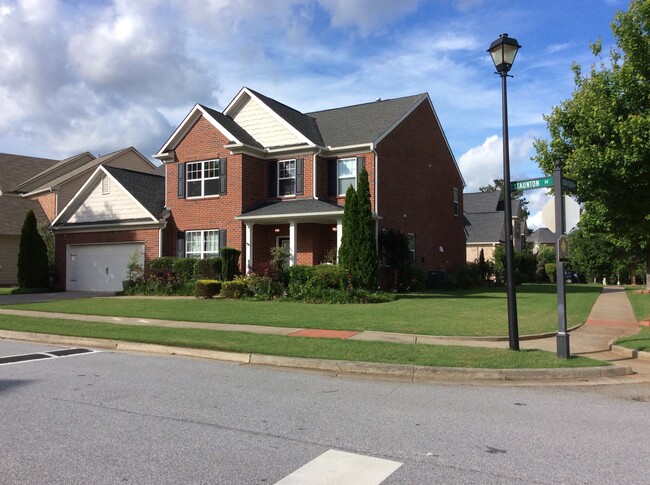 Building Photo - Lovely Home in a Duluth Gated Community