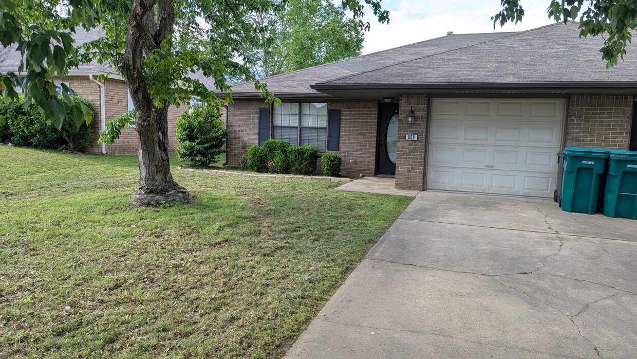 Primary Photo - 809 E Eastview Dr