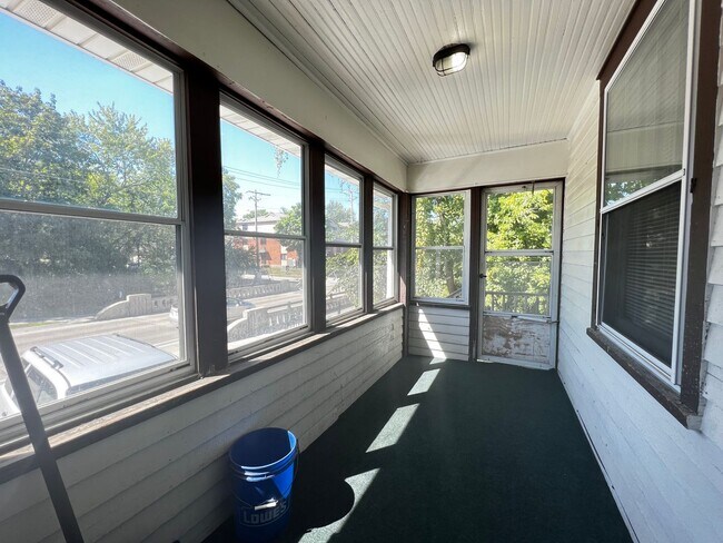 Foto del edificio - $2,200 | 3 Bedroom + Bonus Room , 2 Bathro...