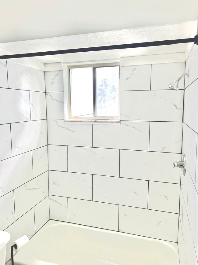 newly renovated full bath - 1965 Vaughn St