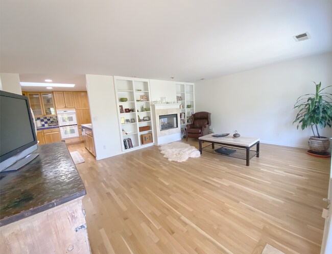 Sala de estar amueblada con librero incorporado - 9 Scenic Ave
