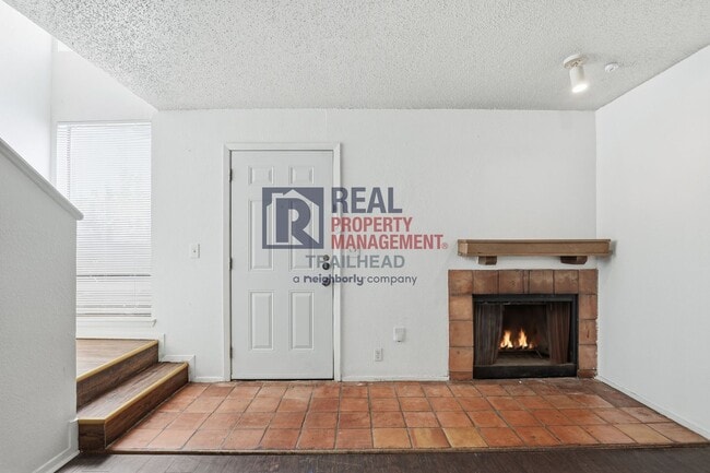 Foto del edificio - Well-Designed 2 Bedroom Townhome Near Camp Bowie