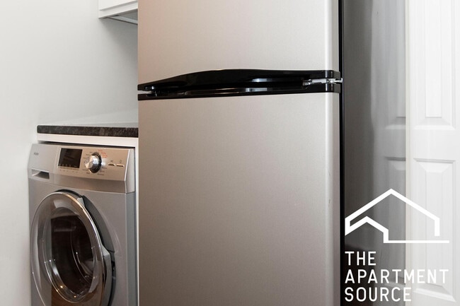 Photo - 646.5 W Roscoe St Apartment