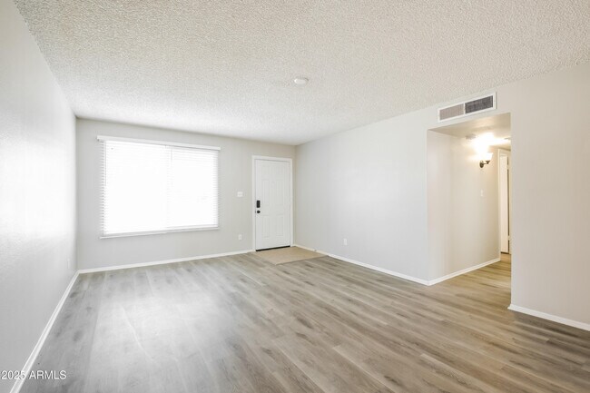Foto del edificio - 3543 W Lupine Ave