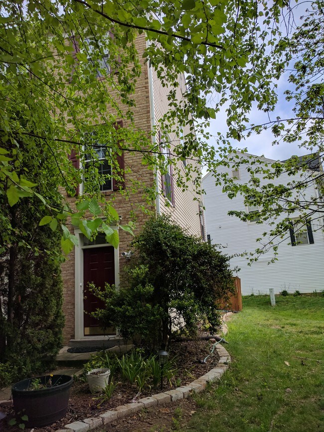 2435 Clover Field Cir, Herndon, VA 20171 Townhouse for Rent in