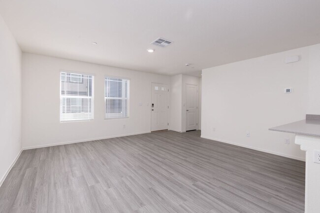 Foto del edificio - **Brand-New Townhouse – Your Fresh Start A...