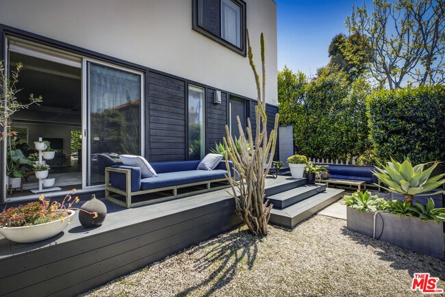 Foto del edificio - 814 Crestmoore Pl