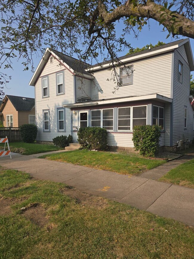 Foto del edificio - Beautiful 4 bed / 2 bath with garage and fenced yard on north side!