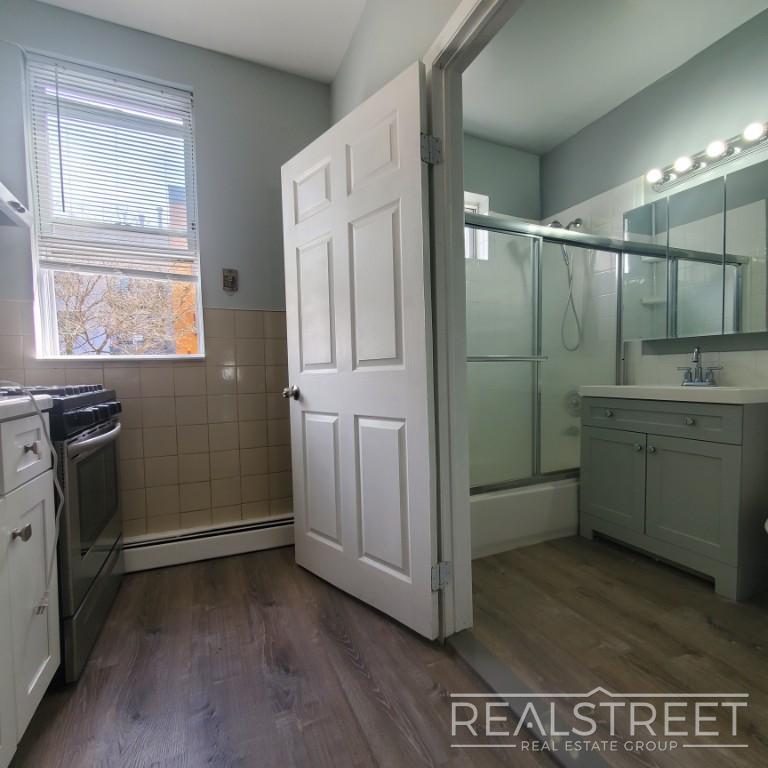 Foto principal - Large 2BR Railroad Apartment with EIK and ...