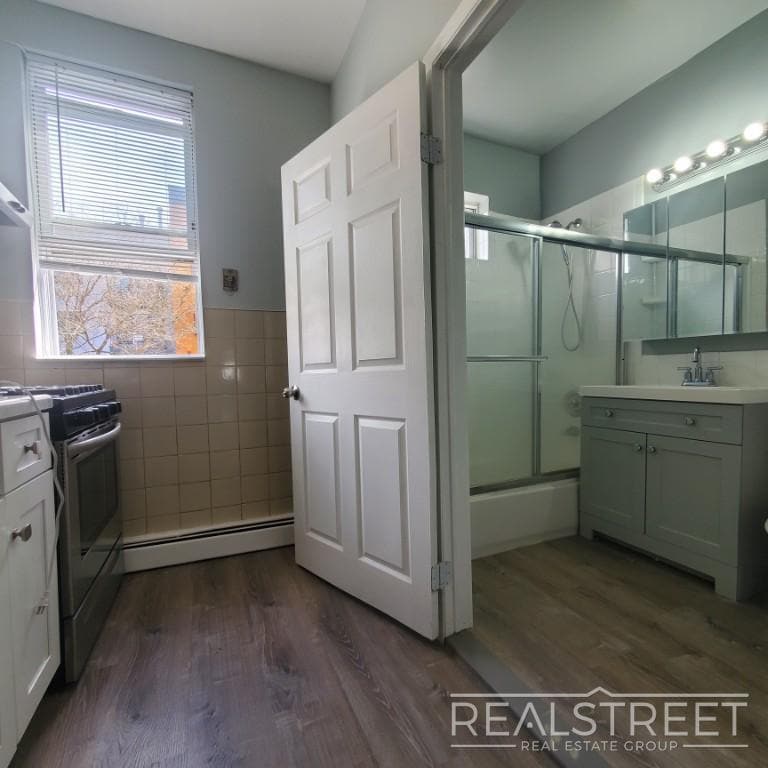 Primary Photo - Large 2BR Railroad Apartment with EIK and ...