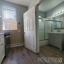 Building Photo - Large 2BR Railroad Apartment with EIK and ...