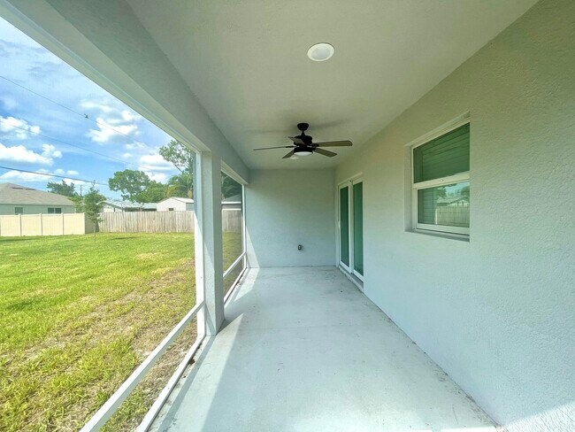 Building Photo - 742 NW Fairhaven Dr
