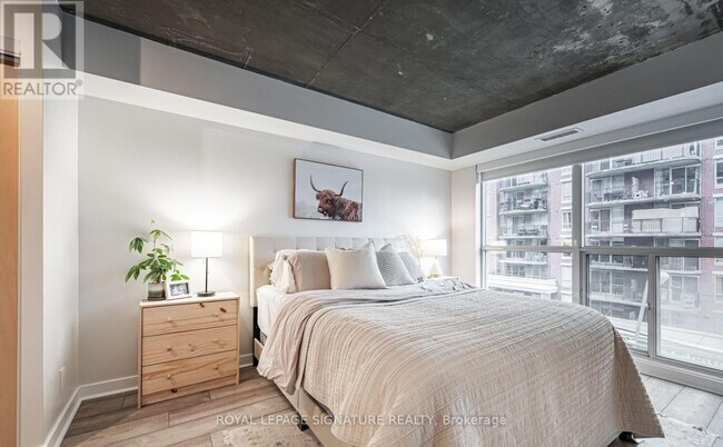 Photo du bâtiment - 1005 King St W