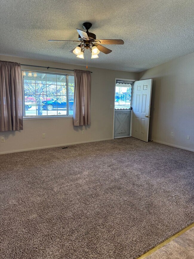 Building Photo - Cute Home in Carson City Near Empire Eleme...