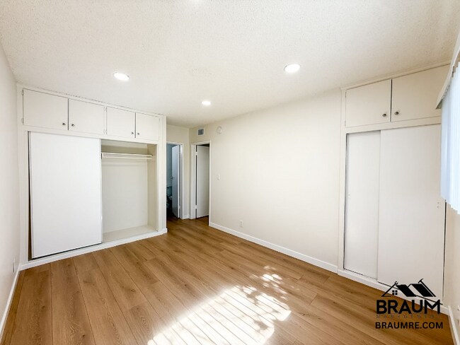 Building Photo - 5252 Hermitage Ave