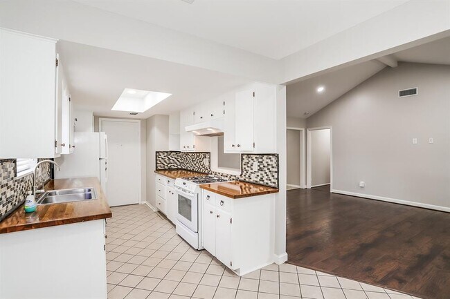 Foto del edificio - 13914 Duncannon Dr