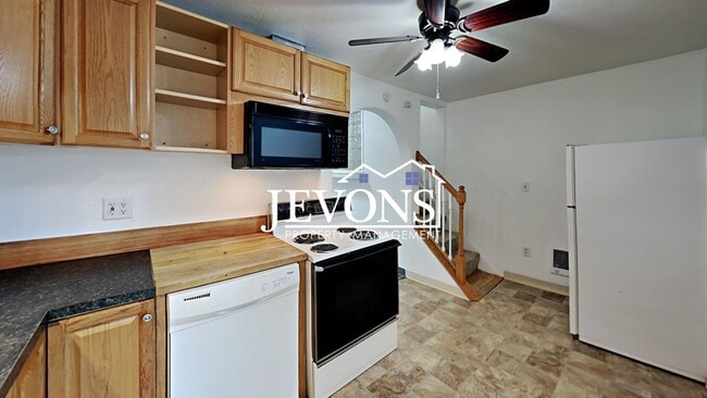 Building Photo - Two-story home in a walkable location, jus...