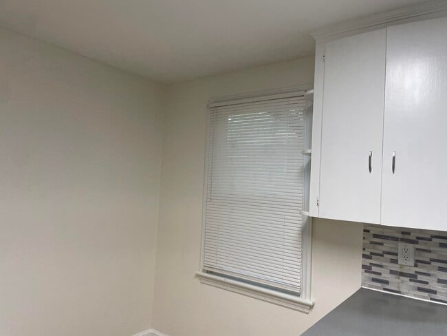 Building Photo - 906 Cherokee Ave