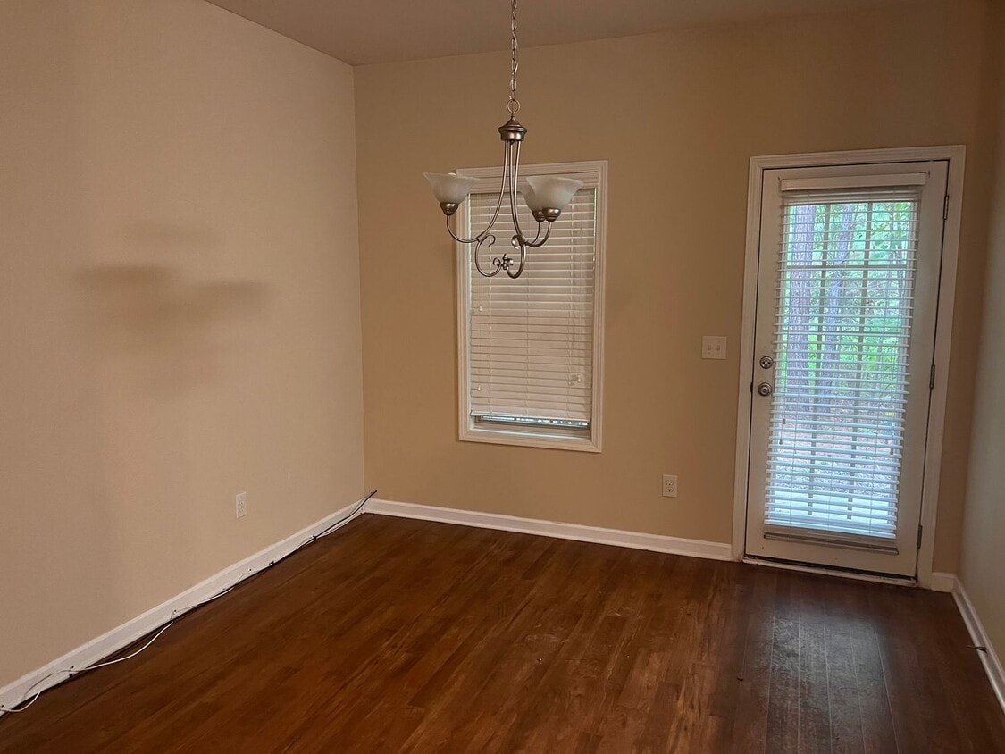 Building Photo - Lovely Townhouse