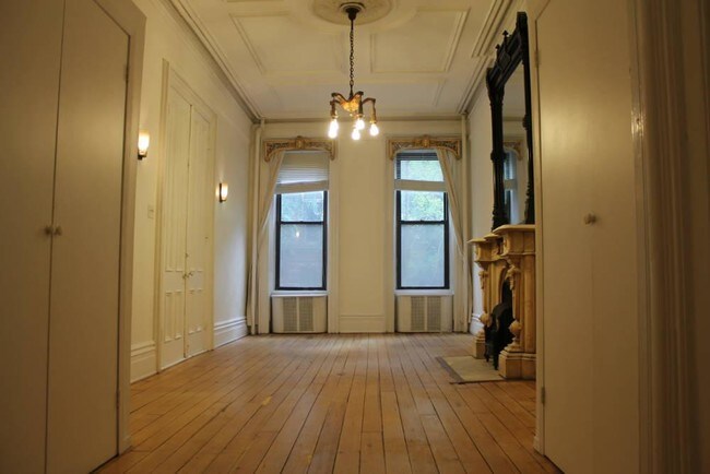 Building Photo - 417 W 46th St