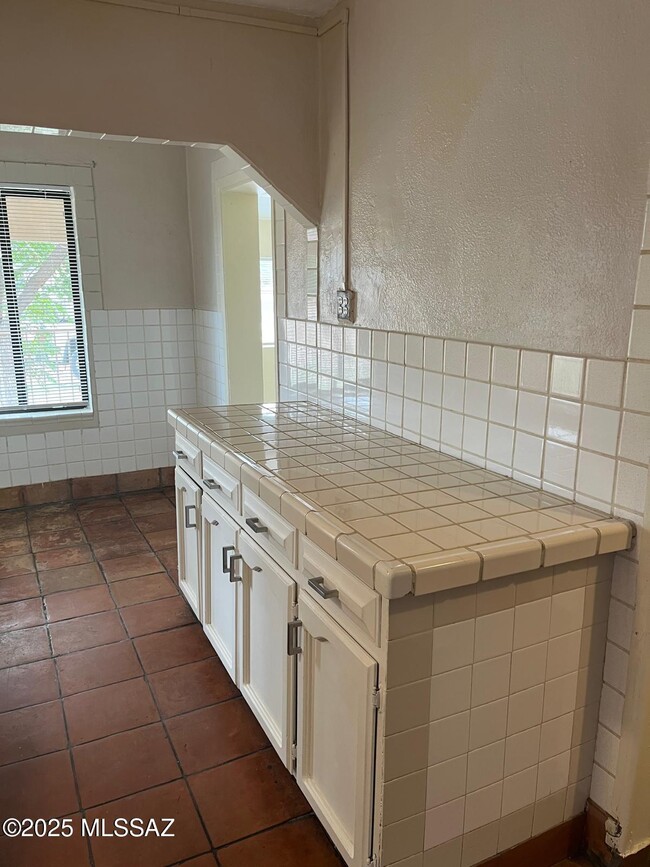 Building Photo - 345 E Teton Rd