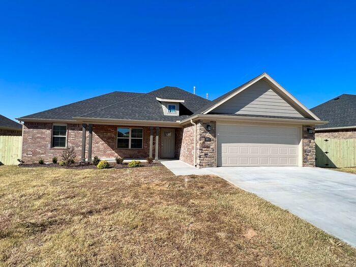 Foto principal - Single-Family Home- Desirable Cedarwood Plan