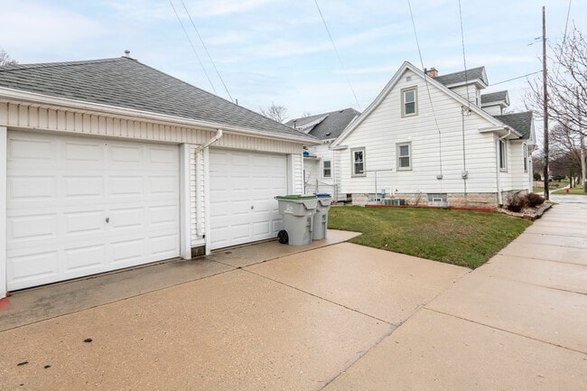 Building Photo - 3500 S Clement Ave