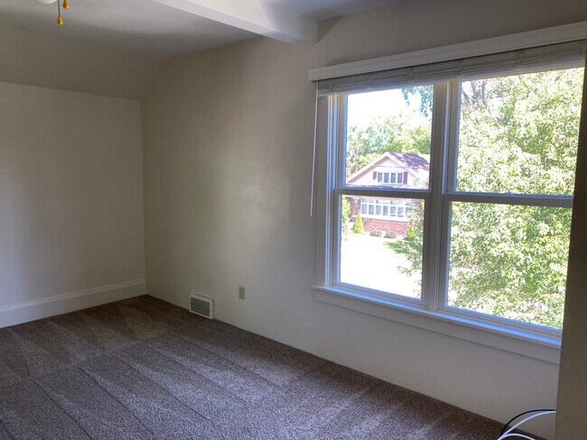 dormitorio orientado hacia el este - 4700 5th Ave