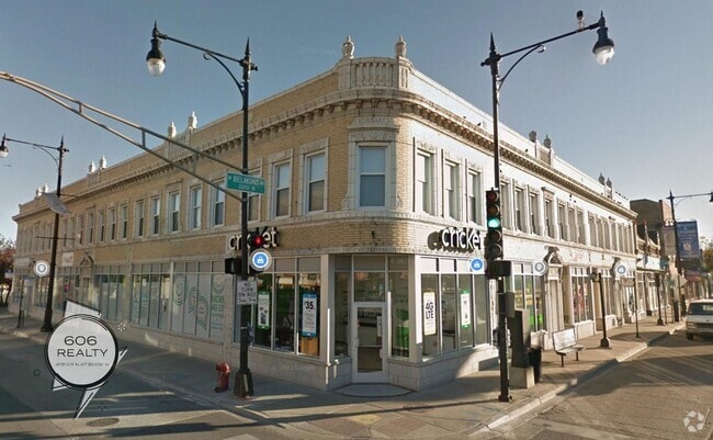 Building Photo - 5556 W Belmont Ave