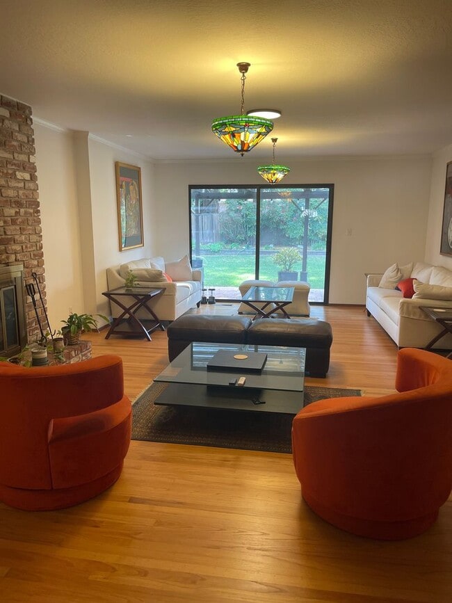 Foto del edificio - Spacious Los Altos home, walk to highly rated Los Altos schools! Cul de sac location,  big back y...