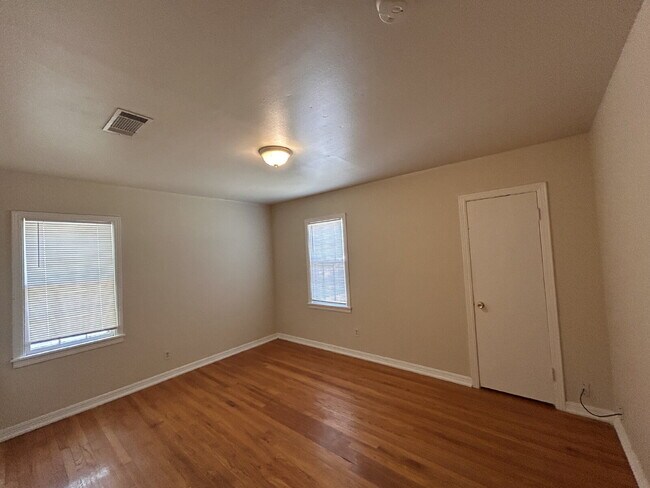 Foto del edificio - "Charming 4-Bed, 2-Bath Home