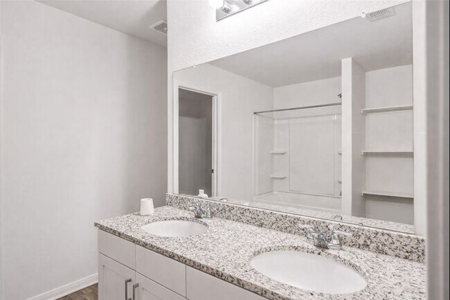 Building Photo - 15689 Del Norte Dr