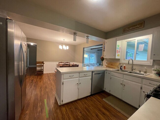 Foto del edificio - 7865 Ridgewood Dr