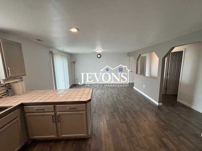 Building Photo - $500 Rent Credit - Charming 4-bedroom home with laundry and full kitchen, located near WA-17 and ...