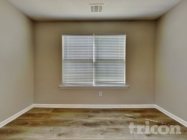 Building Photo - 30 Kendall Ln