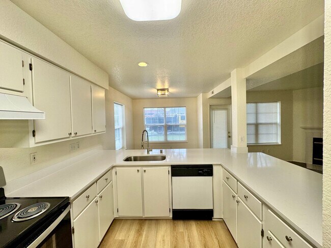 Foto del edificio - Beautifully Remodeled, Easy Living Townhome. Location, Location!
