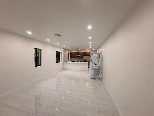 Foto del edificio - Southwest 12th Street, Miami, FL 33135 - 4 BR 3 BA single-family home