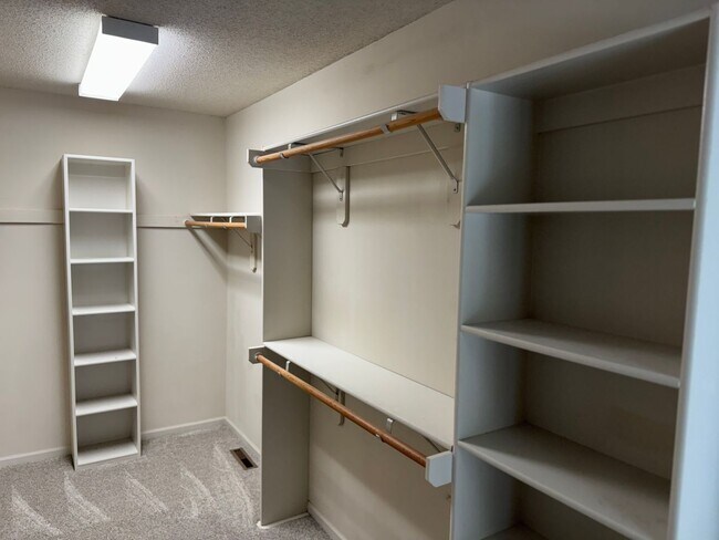 Foto del edificio - Four Bedroom Home Available in July - Fini...