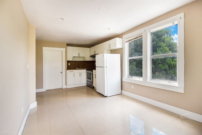 Building Photo - 2 br, 1 bath - 146 NW 9th Ave Unit 2