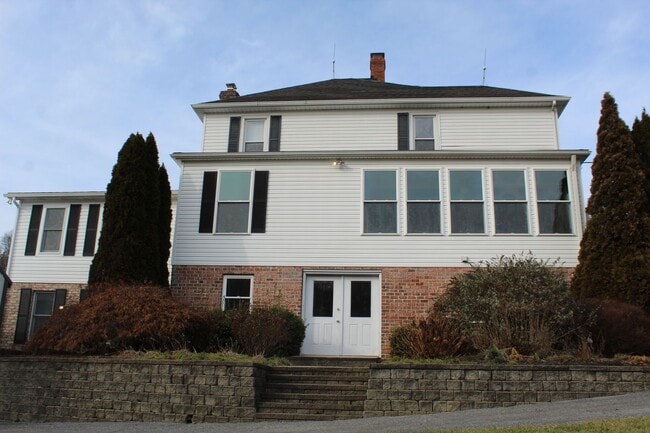 Building Photo - Single Family Farm Home