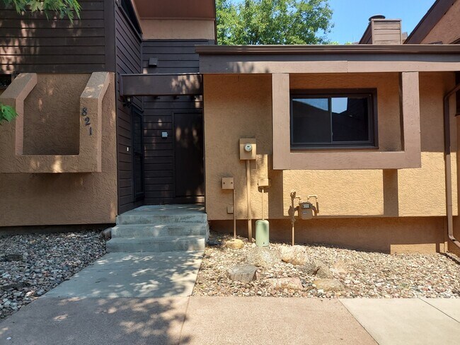 Foto del edificio - 821 Pebblewood Dr