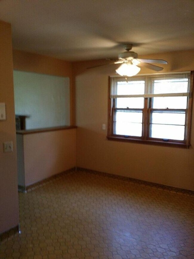 Foto del edificio - Spacious 4bd - 2 bth / 1,548 Sq
